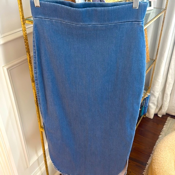 Fitted denim skirt